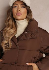 Renee - Ciemnobrązowa Kurtka Puffer Pikowana ze Stójką Maymie. Typ kołnierza: kołnierzyk stójkowy. Kolor: brązowy #3