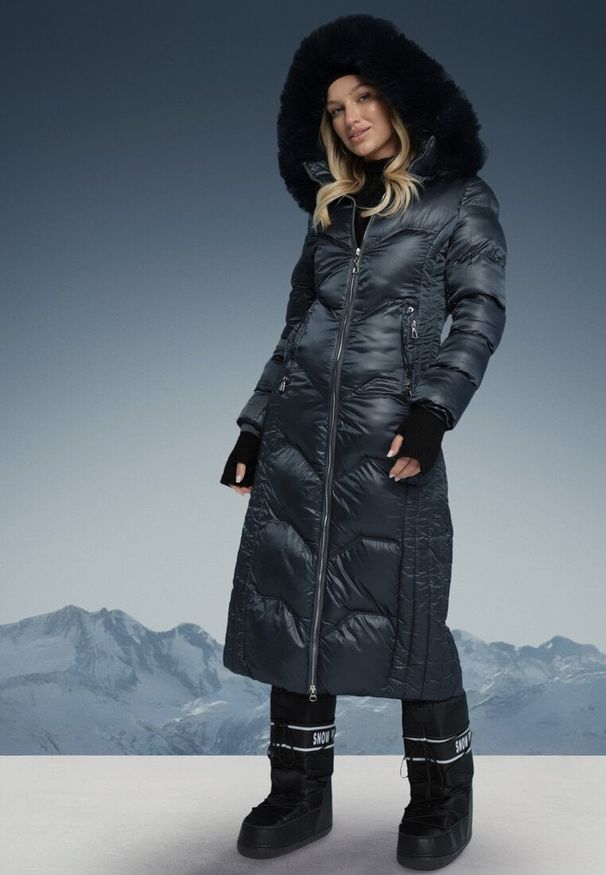 Born2be - Ciemnozielona Pikowana Kurtka Maxi Płaszcz z Ozdobnym Marszczeniem i Futerkiem Estenous. Okazja: na co dzień. Kolor: niebieski. Materiał: futro. Wzór: aplikacja. Sezon: zima. Styl: casual, elegancki, klasyczny