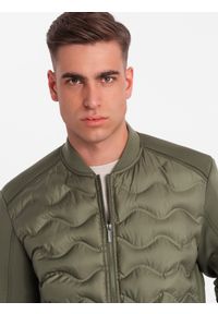 Ombre Clothing - Kurtka bomberka męska z pikowanym wzorem – ciemnooliwkowa V3. Typ kołnierza: kołnierzyk stójkowy. Kolor: oliwkowy. Materiał: syntetyk, poliester, materiał. Wzór: aplikacja, nadruk. Styl: sportowy, elegancki #9