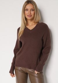 Born2be - Brązowy Sweter z Domieszką Kaszmiru z Dekoltem w Serek Feralaine. Okazja: na co dzień, na spotkanie biznesowe. Typ kołnierza: dekolt w serek. Kolor: brązowy. Materiał: kaszmir. Styl: klasyczny, casual, elegancki, biznesowy #1