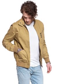 Lee - MĘSKA KURTKA PRZEJŚCIOWA LEE HARRINGTON JACKET SAFARI L86LTOSH. Kolor: żółty