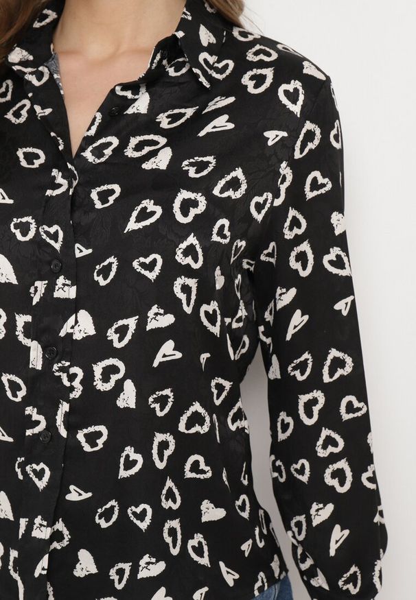 Born2be - Czarna Klasyczna Koszula Zapinana na Guziki Avilneda. Okazja: do pracy. Typ kołnierza: kołnierzyk klasyczny. Kolor: czarny. Długość rękawa: długi rękaw. Długość: długie. Styl: klasyczny