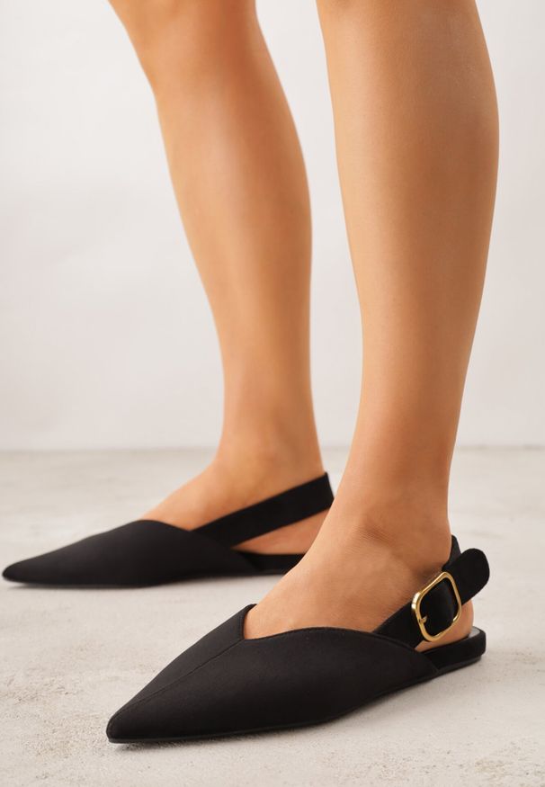 Born2be - Czarne Sandały z Ozdobnym Wycięciem i Odkrytą Piętą Naitheis. Zapięcie: klamry. Kolor: czarny. Materiał: jeans