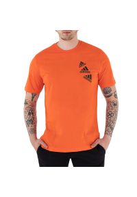 Adidas - Koszulka adidas Essentials BrandLove HL9388 - pomarańczowa. Kolor: pomarańczowy. Materiał: bawełna, dresówka, tkanina. Długość rękawa: krótki rękaw. Długość: krótkie. Wzór: aplikacja #1