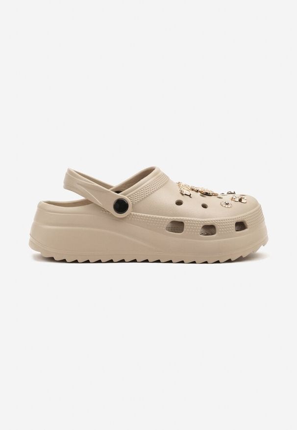 Born2be - Ciemnobeżowe Klapki Piankowe w Stylu Chodaków z Przypinkami Sanilia. Okazja: na co dzień. Kolor: beżowy. Materiał: jeans. Wzór: aplikacja, kolorowy. Styl: casual