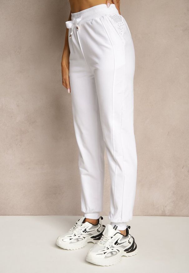 Renee - Białe Spodnie Dresowe Joggery z Cyrkoniami i Wstążkami Ulinarea. Okazja: na co dzień. Kolor: biały. Materiał: dresówka. Styl: casual, elegancki