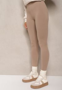 Renee - Beżowe Legginsy z Gumką w Talii z Długimi Nogawkami Caleta. Okazja: na co dzień. Kolor: beżowy. Długość: długie. Styl: klasyczny, casual #4