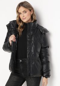 Born2be - Czarna Kurtka Pikowana z Kapturem i Ściągaczem Harco. Okazja: na co dzień. Typ kołnierza: kaptur. Kolor: czarny. Materiał: jeans. Styl: klasyczny, casual #4