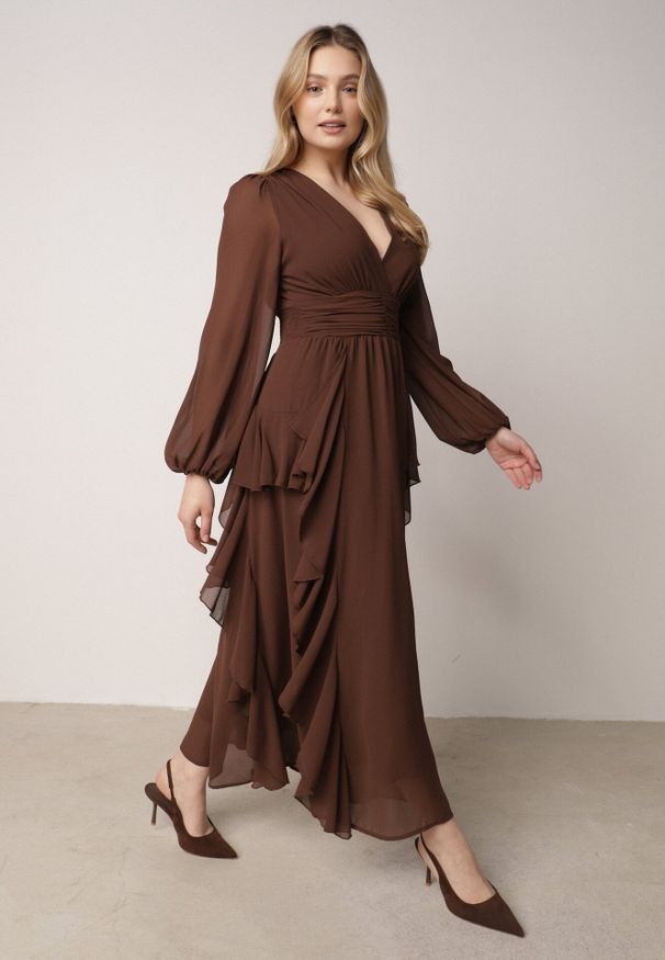 Born2be - Brązowa Romantyczna Sukienka Koktajlowa z Falbanami i Marszczeniem w Pasie Aranilla. Typ kołnierza: kołnierz z falbankami. Kolor: brązowy. Materiał: materiał, tkanina. Wzór: gładki, aplikacja. Typ sukienki: rozkloszowane. Styl: wizytowy