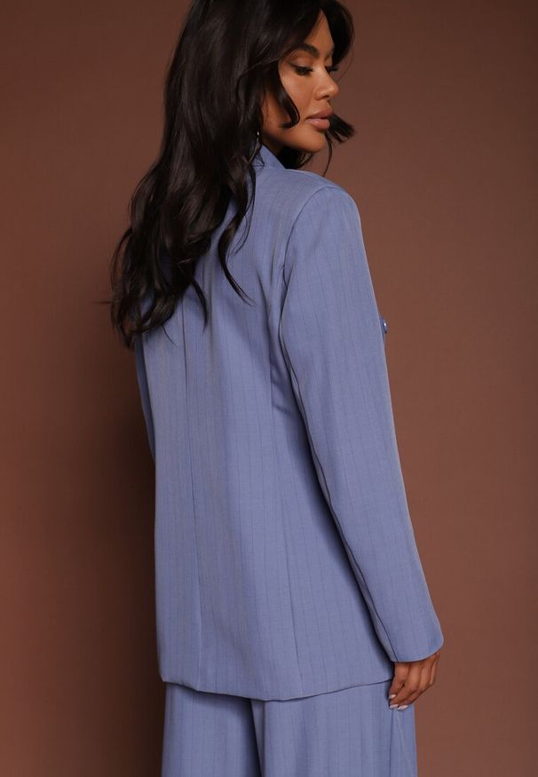 Renee - Niebieska Dwurzędowa Marynarka z Wiskozą i Usztywnianą Linią Ramion Ellirisa. Okazja: na co dzień, na spotkanie biznesowe. Kolor: niebieski. Materiał: wiskoza. Styl: biznesowy, casual, elegancki, klasyczny