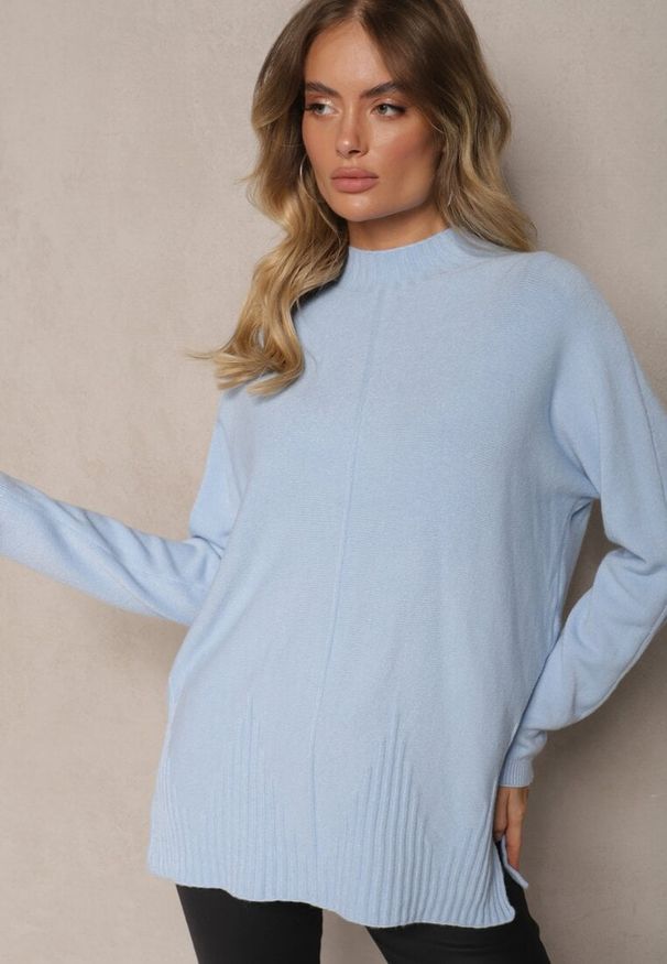 Renee - Jasnoniebieski Prążkowany Sweter z Półgolfem z Rozcięciami po Bokach Rerilla. Okazja: na co dzień. Kolor: niebieski. Materiał: prążkowany. Styl: klasyczny, casual, elegancki