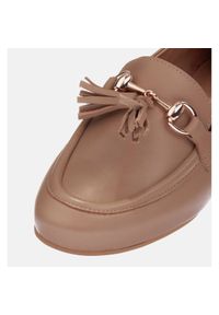 Marco Shoes Loafersy skórzane z frędzlami beżowy. Kolor: beżowy. Materiał: skóra