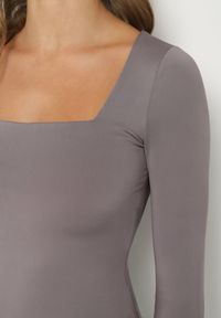 Born2be - Ciemnoszara Bluzka Alexusi. Typ kołnierza: dekolt kwadratowy. Kolor: szary. Materiał: dzianina. Długość rękawa: długi rękaw. Długość: długie. Wzór: gładki. Styl: elegancki #4