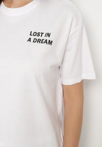 Born2be - Biało-Różowy Bawełniany T-shirt z Napisami Hallena. Okazja: na co dzień, na spotkanie biznesowe. Kolor: biały. Materiał: bawełna. Wzór: napisy. Styl: biznesowy, klasyczny, elegancki, casual #6