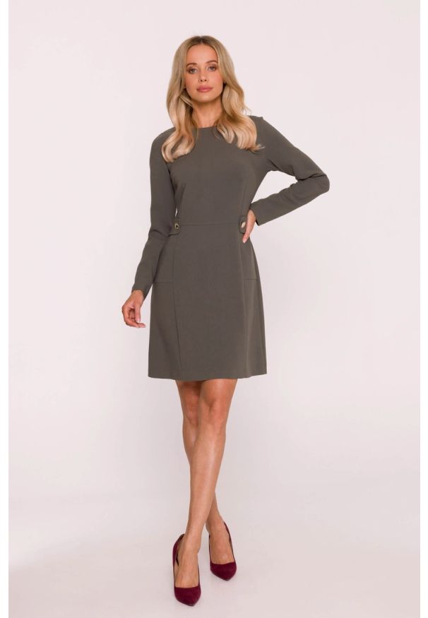 MOE - Elegancka sukienka trapezowa z patkami w talii khaki. Okazja: na imprezę, na co dzień. Typ kołnierza: typu klepsydra. Kolor: czerwony, beżowy, brązowy. Wzór: gładki, aplikacja. Typ sukienki: trapezowe. Materiał: tkanina, poliester, wiskoza. Długość rękawa: długi rękaw. Styl: elegancki. Długość: mini