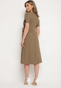 Born2be - Zielona Sukienka Vices o Rozkloszowanym Kroju z Ozdobnym Wiązaniem Folaziela. Okazja: na co dzień, na imprezę. Kolor: zielony. Materiał: jeans, jedwab, skóra. Długość rękawa: krótki rękaw. Styl: klasyczny, casual