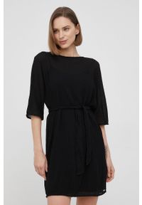Armani Exchange sukienka kolor czarny mini prosta. Okazja: na co dzień. Kolor: czarny. Materiał: tkanina. Typ sukienki: proste. Styl: casual. Długość: mini