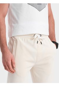 Ombre Clothing - Męskie spodnie dresowe z nogawką bez ściągacza - kremowe V11. Kolor: kremowy. Materiał: dresówka. Wzór: aplikacja. Styl: klasyczny, sportowy