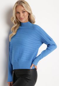 Born2be - Niebieski Sweter z Wełną o Asymetrycznym Fasonie z Tłoczeniem Sarositte. Kolor: niebieski. Materiał: wełna