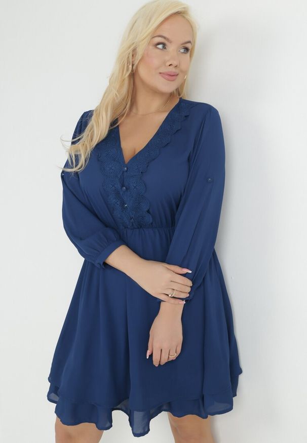Born2be - Granatowa Rozkloszowana Sukienka Mini z Ozdobnym Dekoltem i Gumką w Pasie Braely. Kolor: niebieski. Materiał: guma, jeans, tkanina. Długość rękawa: krótki rękaw. Wzór: aplikacja. Styl: elegancki. Długość: mini