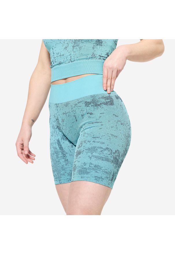DOMYOS - Spodenki fitness damskie Domyos. Kolor: szary, niebieski, wielokolorowy. Materiał: poliester, poliamid, materiał, elastan. Sport: fitness