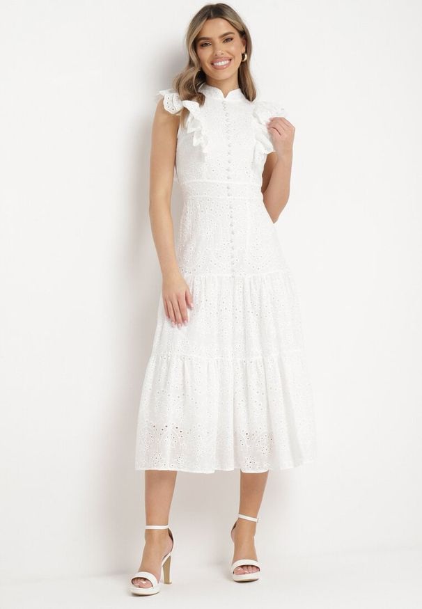 Born2be - Biała Sukienka Ażurowa z Falbankami Perełkami i Stójką Orintia. Typ kołnierza: kołnierz z falbankami, kołnierzyk stójkowy. Kolor: biały. Wzór: ażurowy. Sezon: lato. Typ sukienki: rozkloszowane