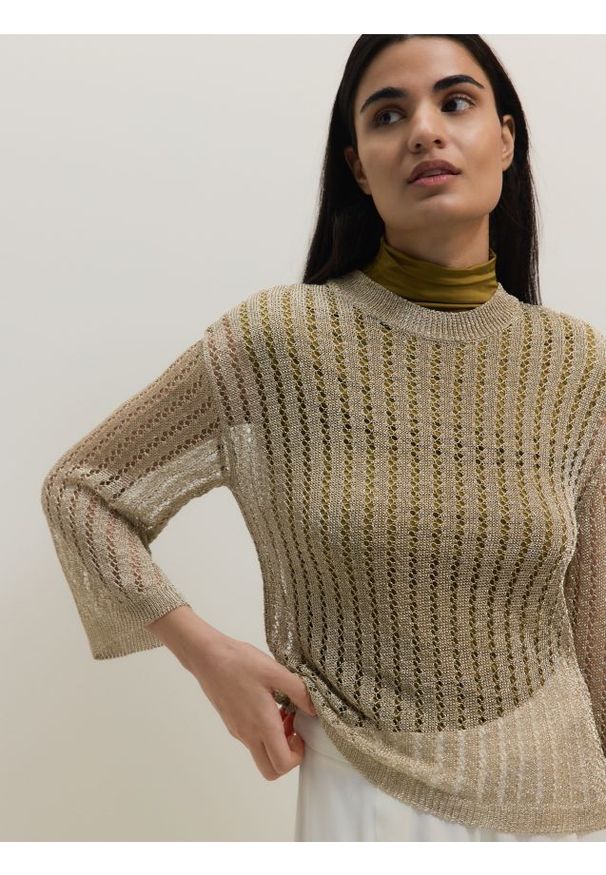 Reserved - Ażurowy sweter - złoty. Kolor: złoty. Materiał: wiskoza, dzianina. Wzór: ażurowy
