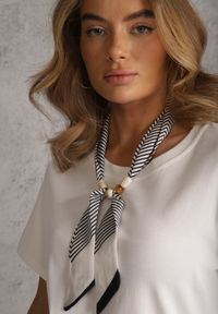 Renee - Biały Bawełniany T-shirt Hillswor Ozdobiony Apaszką. Kolor: biały. Materiał: bawełna. Wzór: aplikacja. Styl: elegancki #6