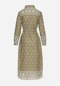 Born2be - Zielona Sukienka o Koszulowym Kroju z Wiązanym Paskiem Ozdobiona Haftem Valentirae. Okazja: na co dzień. Kolor: zielony. Materiał: bawełna. Wzór: aplikacja, haft. Typ sukienki: koszulowe. Styl: casual, klasyczny #7