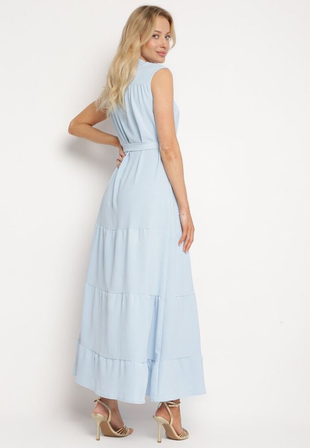 Born2be - Jasnoniebieska Rozkloszowana Sukienka bez Rękawów z Wiązaniem w Talii Ellalin. Okazja: na co dzień. Kolor: niebieski. Długość rękawa: bez rękawów. Typ sukienki: proste. Styl: klasyczny, casual