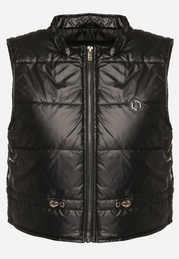 Born2be - Czarna Krótka Kamizelka Ozdobiona Naszywką Ściągana w Talii Mevelina. Kolor: czarny. Długość: krótkie. Wzór: aplikacja. Styl: elegancki