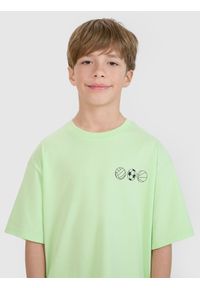 4f - 4F T-shirt oversize z nadrukiem chłopięcy - zielony 140 (9-10 lat). Okazja: na co dzień. Kolor: zielony. Materiał: dzianina, bawełna, jersey. Długość rękawa: krótki rękaw. Długość: krótkie. Wzór: nadruk. Sezon: lato. Styl: klasyczny, sportowy, casual