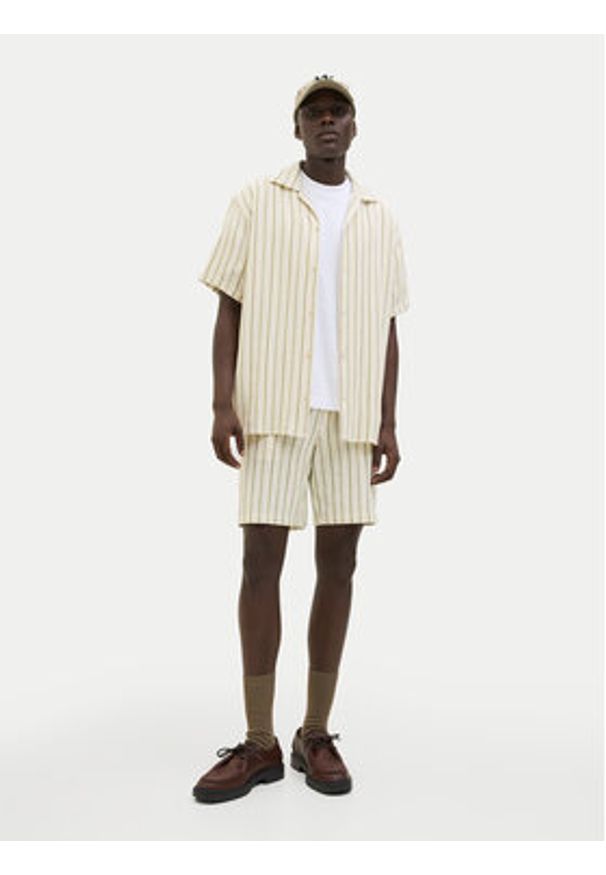 Jack & Jones - Jack&Jones Szorty materiałowe Jaiden 12274413 Beżowy Relaxed Fit. Kolor: beżowy. Materiał: bawełna