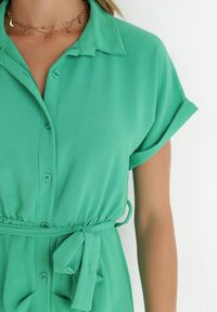 Born2be - Zielona Sukienka Vipny. Okazja: na co dzień. Kolor: zielony. Materiał: materiał, tkanina. Długość rękawa: krótki rękaw. Wzór: jednolity, aplikacja, gładki. Typ sukienki: koszulowe. Styl: casual, klasyczny. Długość: midi #5
