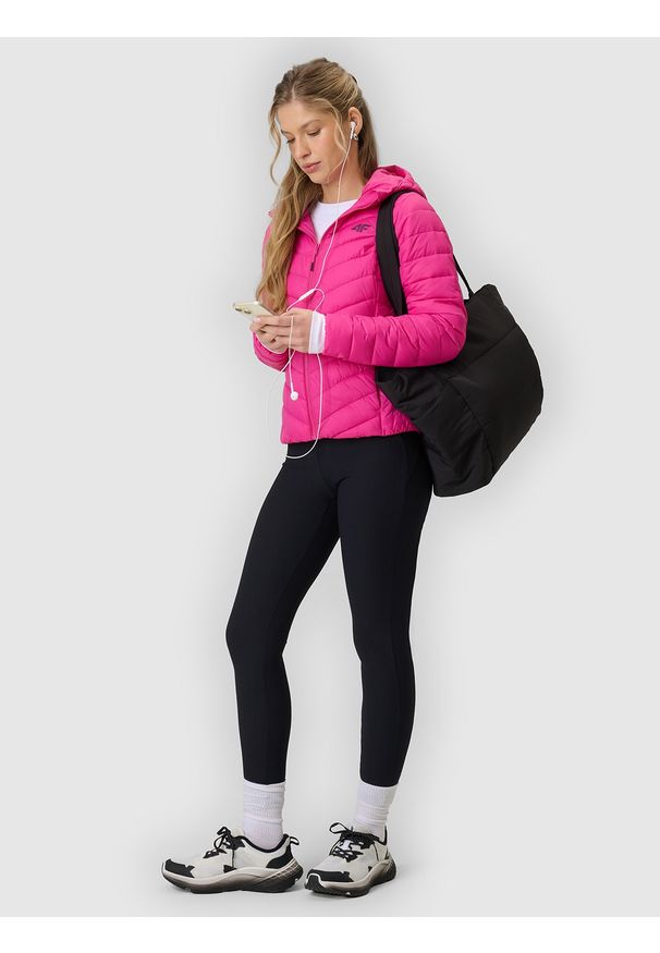 4f - 4F Kurtka z wypełnieniem syntetycznym damska - różowa L. Okazja: na co dzień. Typ kołnierza: kołnierzyk stójkowy. Kolor: różowy. Materiał: syntetyk. Styl: casual, sportowy