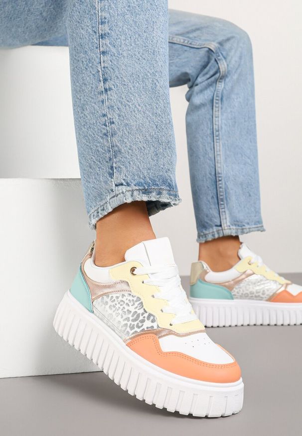 Born2be - Biało-Pomarańczowe Sneakersy na Grubej Tłoczonej Podeszwie z Perforacją i Panterką Odivila. Kolor: biały. Materiał: jeans. Wzór: motyw zwierzęcy