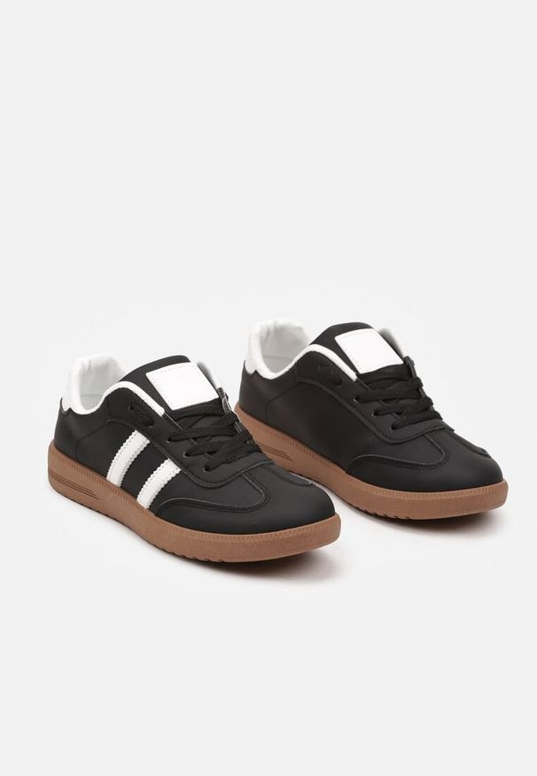 Born2be - Czarne Płaskie Sznurowane Sneakersy z Paskami Evily. Nosek buta: okrągły. Zapięcie: pasek. Kolor: czarny. Obcas: na obcasie. Wysokość obcasa: niski