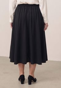 Born2be - Czarna Rozkloszowana Spódnica z Wysokim Stanem Ismotis. Okazja: na co dzień. Stan: podwyższony. Kolekcja: plus size. Kolor: czarny. Styl: casual #5