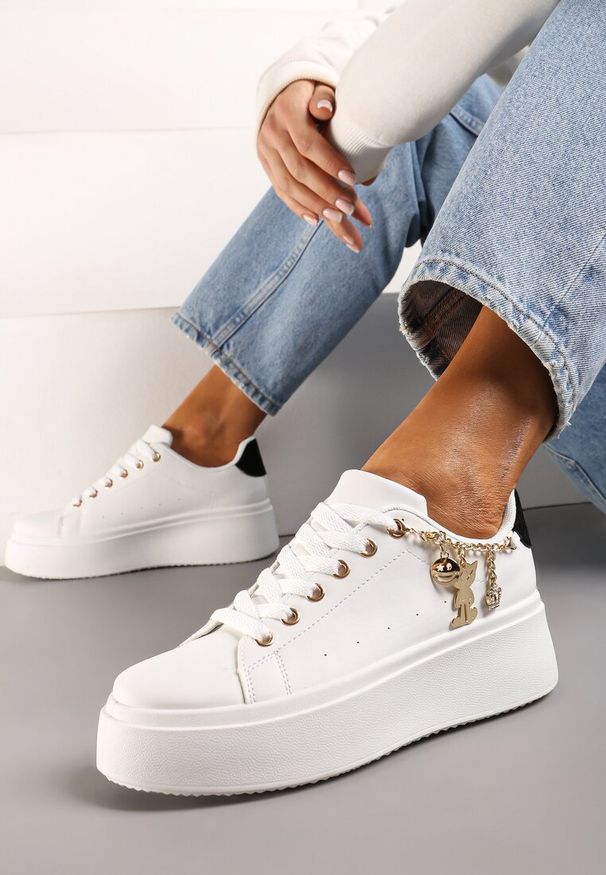 Born2be - Biało-Czarne Sneakersy na Platformie z Ozdobnym Łańcuszkiem i Sznurowaniem Raelffe. Nosek buta: okrągły. Zapięcie: sznurówki. Kolor: biały. Materiał: materiał. Obcas: na platformie. Wysokość obcasa: niski