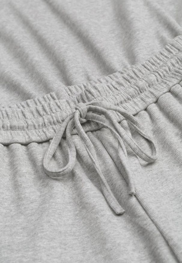 Renee - Szary Bawełniany Komplet Bluza Krótka ze Ściągaczem i Szerokie Spodnie ze Sznurkiem w Pasie Rionnea. Kolor: szary. Materiał: bawełna