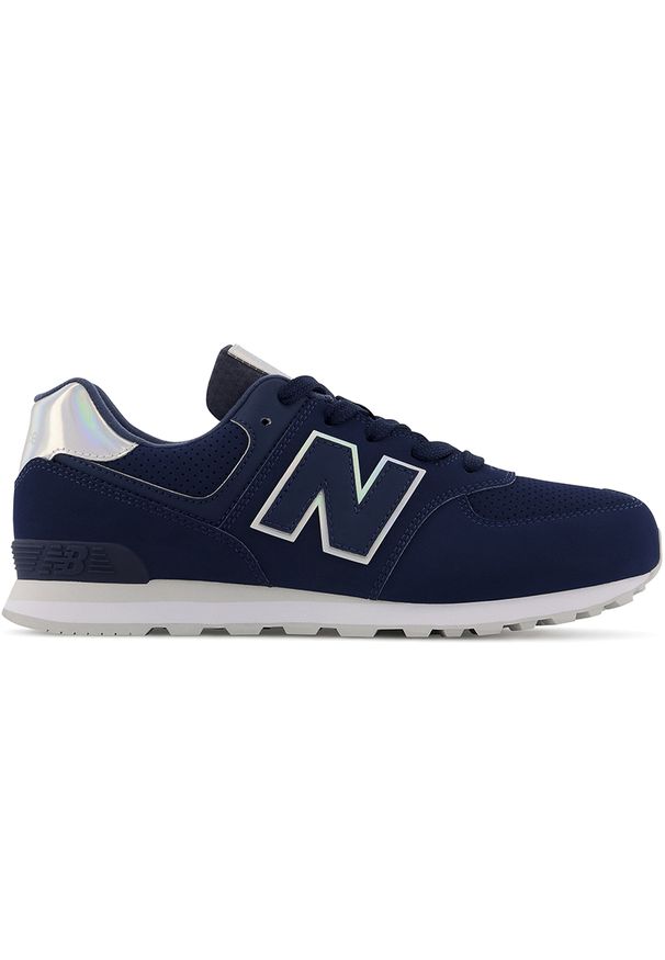 Buty New Balance GC574HO1 – granatowe. Okazja: na co dzień. Kolor: niebieski. Materiał: syntetyk, guma, materiał. Szerokość cholewki: normalna. Model: New Balance 574. Sport: turystyka piesza
