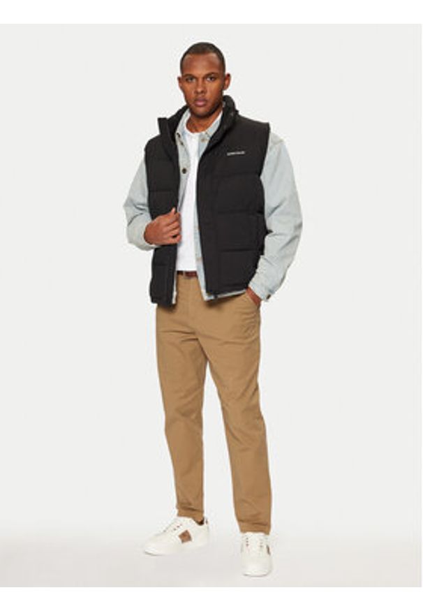 Guess Jeans Kamizelka M4BN47 WGII2 Czarny Regular Fit. Kolor: czarny. Materiał: syntetyk