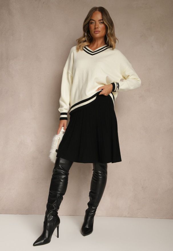 Renee - Czarna Spódnica z Kaszmirem o Rozkloszowanym Kroju High Waist Acrea. Okazja: na co dzień. Stan: podwyższony. Kolor: czarny. Materiał: kaszmir. Styl: elegancki, casual
