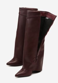 Renee - Bordowe Kozaki na Słupku Typu Kowbojki Ozdobione Klamrą i Wywiniętą Cholewką Nalonea. Zapięcie: klamry. Kolor: czerwony. Materiał: jeans. Szerokość cholewki: normalna. Wzór: aplikacja. Obcas: na słupku. Styl: elegancki #5