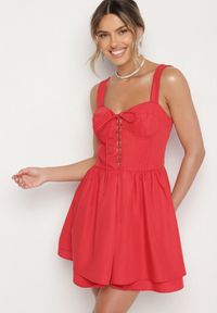 Born2be - Czerwona Bawełniana Sukienka Vices w Rustykalnym Stylu z Wiązaniem Fenavira. Okazja: na co dzień. Kolor: czerwony. Materiał: bawełna. Długość rękawa: na ramiączkach. Wzór: aplikacja. Styl: casual #1