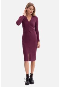 BeWear - Bawełniana sukienka dzianinowa ołówkowa z dekoltem V fiolet. Materiał: dzianina, bawełna. Typ sukienki: ołówkowe. Styl: klasyczny #1