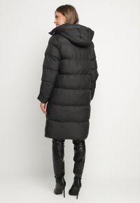 Born2be - Czarna Długa Kurtka Pikowana z Kapturem Genama. Okazja: na co dzień, na spacer. Typ kołnierza: kaptur. Kolor: czarny. Materiał: poliester, dzianina, jeans. Długość: długie. Styl: klasyczny, casual #3