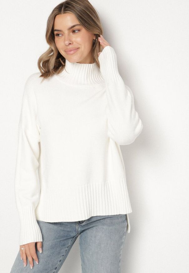 Born2be - Biały Gładki Golf w Klasycznym Stylu Ralenatia. Okazja: na co dzień. Typ kołnierza: golf. Kolor: biały. Materiał: skóra, jeans. Długość rękawa: długi rękaw. Długość: długie. Wzór: gładki. Styl: klasyczny