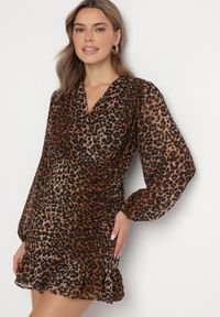 Born2be - Brązowa Kopertowa Sukienka w Panterkę z Marszczeniem i Falbanką Semiriael. Okazja: na co dzień. Typ kołnierza: dekolt w kształcie V, kołnierz z falbankami. Kolor: brązowy. Wzór: motyw zwierzęcy. Typ sukienki: kopertowe. Styl: casual, klasyczny, rockowy, elegancki #7