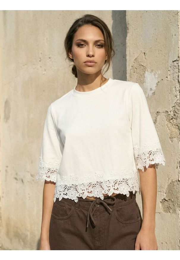 Sinsay - Bawełniana bluzka z koronkową aplikacją - kremowy. Kolor: kremowy. Materiał: bawełna, koronka. Wzór: aplikacja